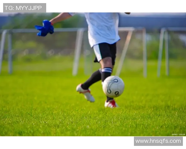 足球球星背影剪影与运动韵律的完美结合展现球场风采